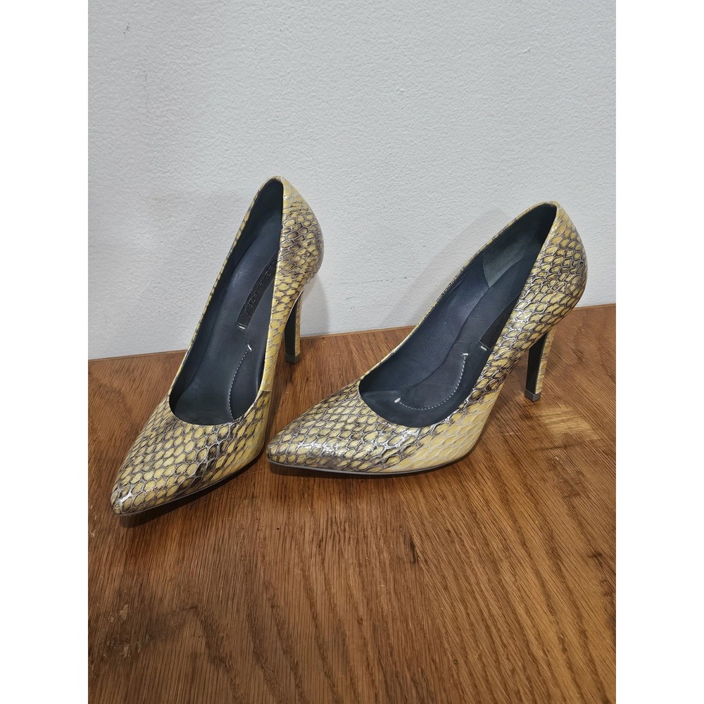 BCBGMAXAZRIA Heels Womens 7.5 Yellow Snake Print Pointed Toe Stiletto Pumps